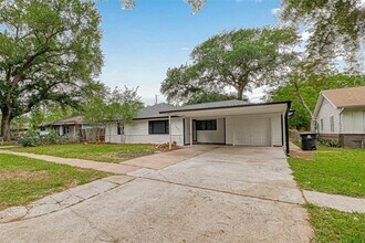 1905 Coulcrest Dr in Houston, TX - Building Photo - Building Photo