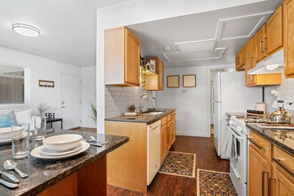 Harrison Heights - STUDENTS ONLY, AGES 18-30 in Ogden, UT - Foto de edificio - Building Photo