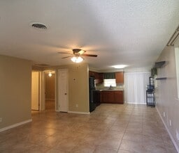 38942 9th Ave in Zephyrhills, FL - Foto de edificio - Building Photo