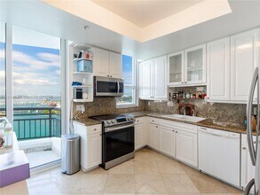 848 Brickell Key Dr, Unit 3904 in Miami, FL - Building Photo - Building Photo