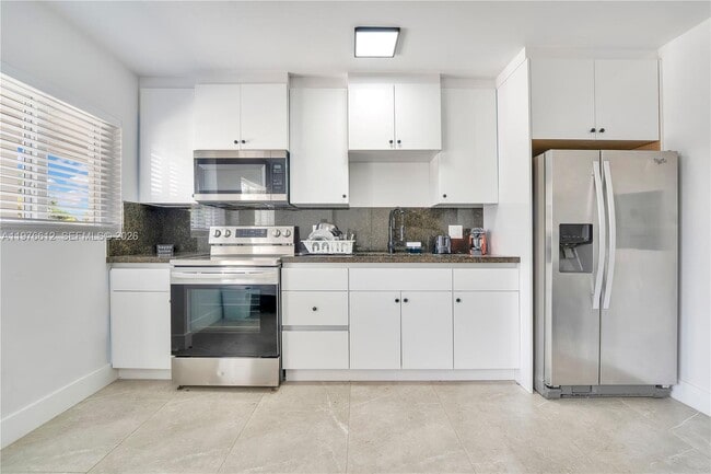 1002 NW 74th St in Miami, FL - Building Photo - Building Photo