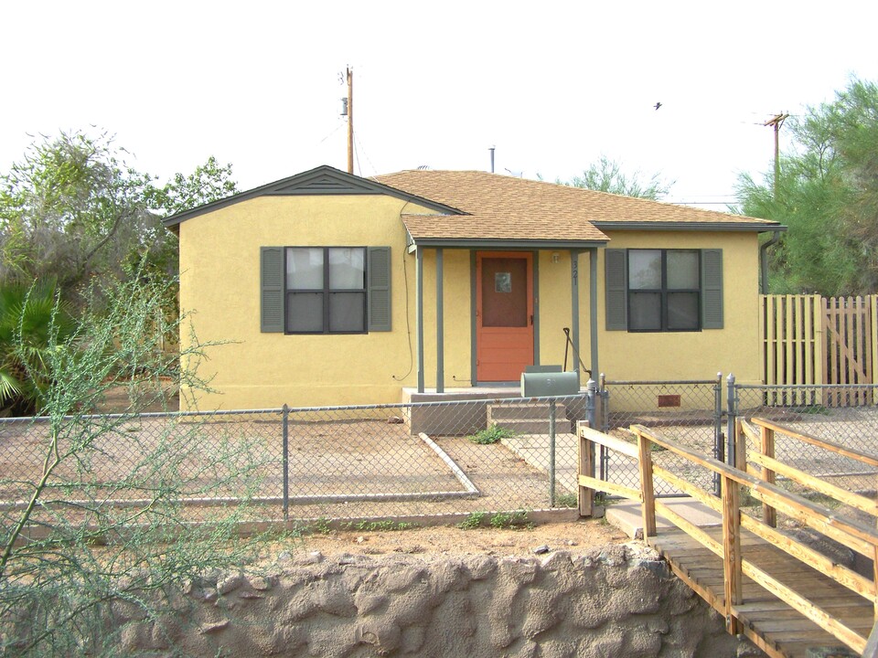 321 W Rocalla Ave in Ajo, AZ - Foto de edificio