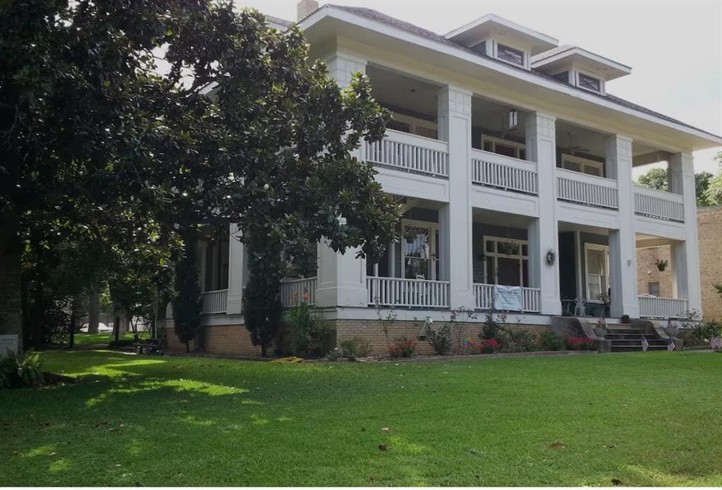 1002 S Day St in Brenham, TX - Building Photo