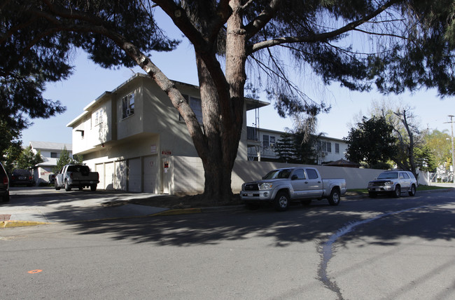 13504 Victory Blvd in Van Nuys, CA - Foto de edificio - Building Photo