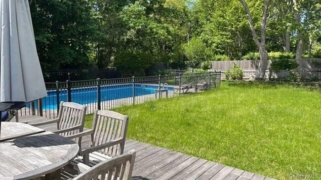 35 Maple St in Westhampton Beach, NY - Building Photo - Building Photo