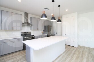 7549 N 125th Dr in Glendale, AZ - Foto de edificio - Building Photo