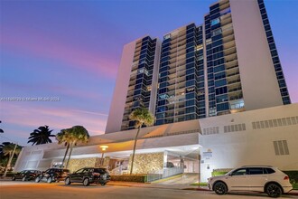 2655 Collins Ave in Miami Beach, FL - Foto de edificio - Building Photo