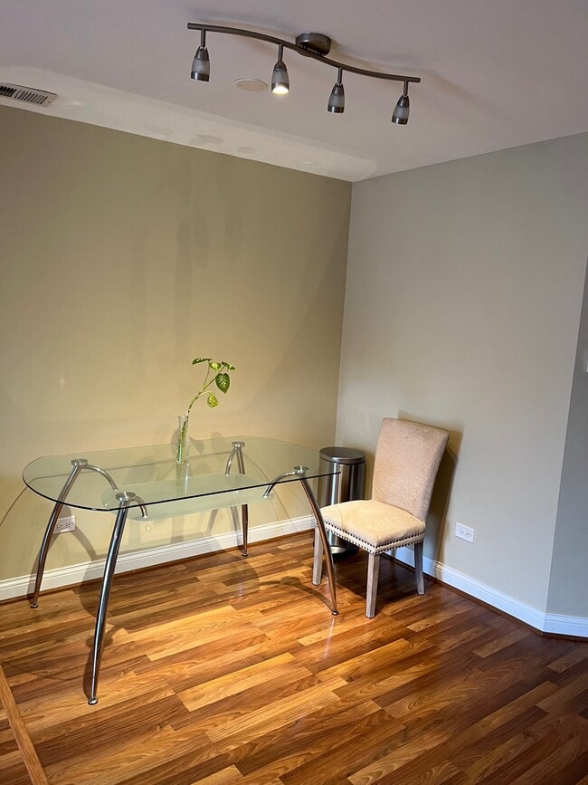 601 Quincy Bridge Ln, Unit 301 in Glenview, IL - Foto de edificio - Building Photo