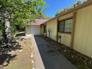 37912 China Creek Rd in Oakhurst, CA - Building Photo - Building Photo