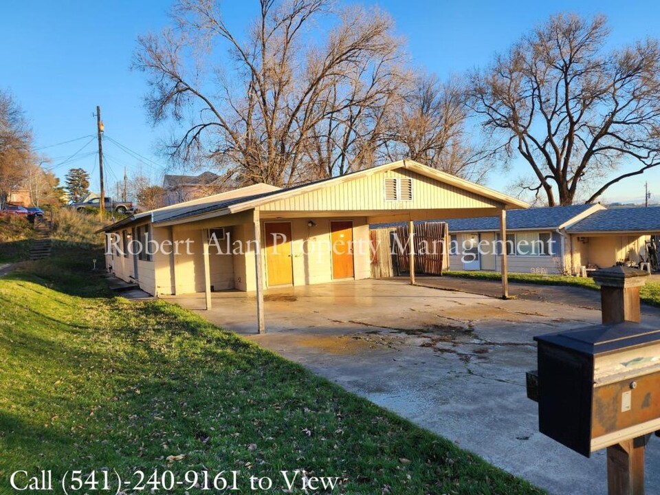 320 NW 14th St in Pendleton, OR - Building Photo