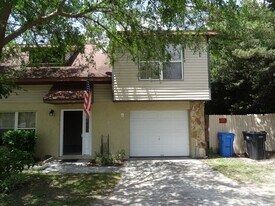 701 Gasparino Ct in Seffner, FL - Building Photo