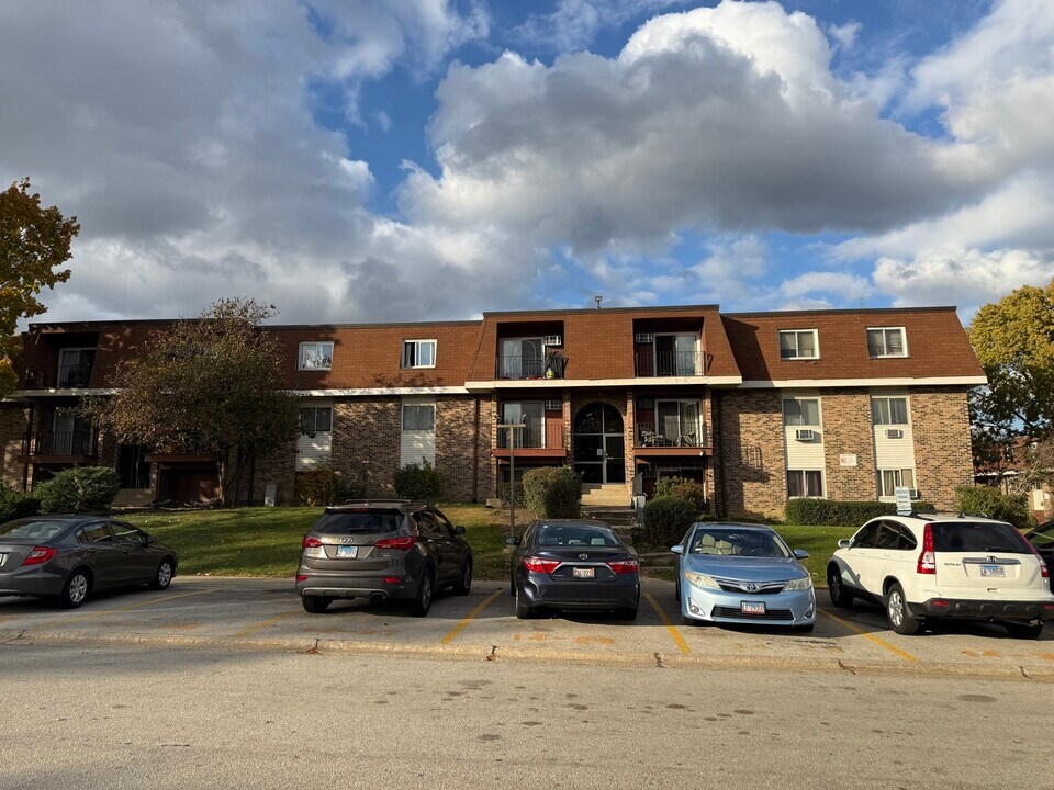 600 Mesa Dr in Hoffman Estates, IL - Building Photo