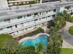 455 Golden Isles Dr in Hallandale Beach, FL - Foto de edificio - Building Photo