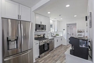 1900 Pratt Ave in Des Plaines, IL - Foto de edificio - Building Photo