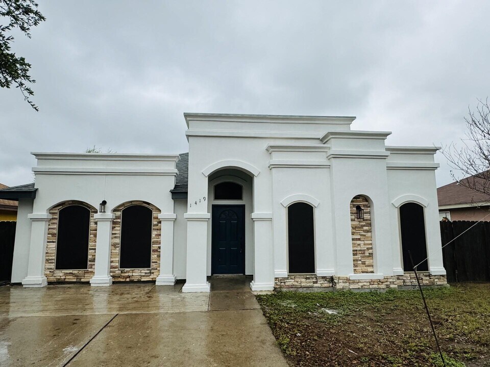 1419 Dra Eve Perez Lane in Laredo, TX - Building Photo