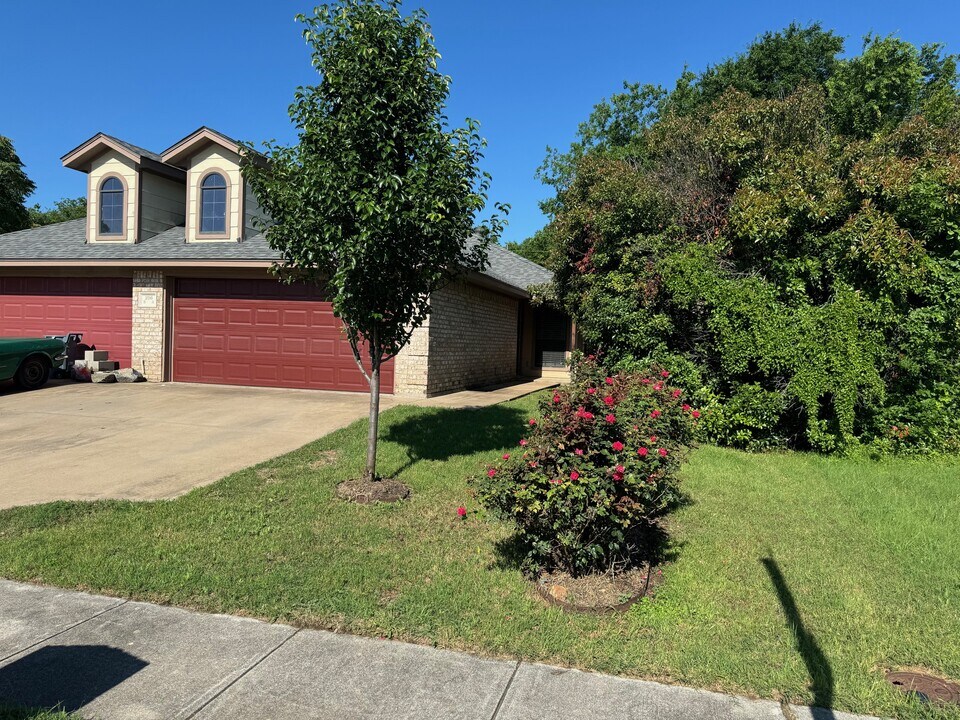 216 San Angelo Ave in Benbrook, TX - Foto de edificio