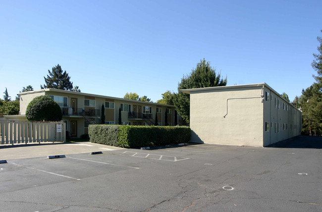 Royal Gardens Apartments in Napa, CA - Foto de edificio - Building Photo