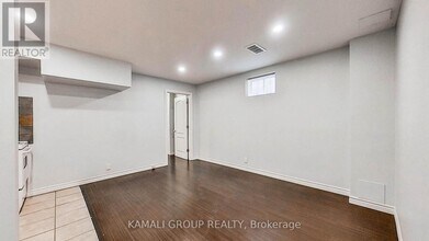 156 Townsgate Dr in Vaughan, ON - Building Photo - Building Photo