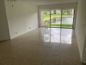 8931 Wiles Rd, Unit 4-102 in Coral Springs, FL - Building Photo - Building Photo