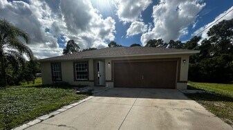 402 Bamfield Pl in Lehigh Acres, FL - Building Photo