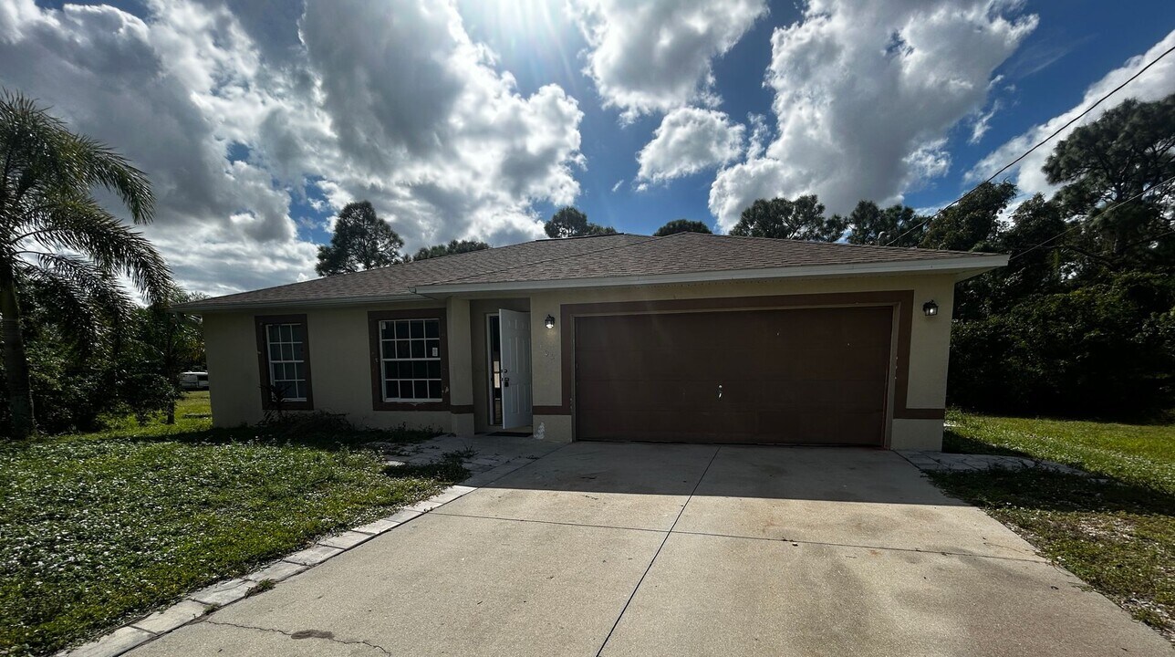 402 Bamfield Pl in Lehigh Acres, FL - Building Photo