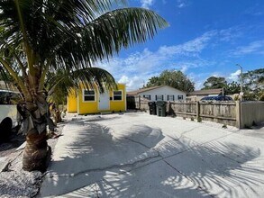 413 N E St in Lake Worth Beach, FL - Building Photo - Building Photo
