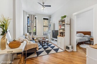 1156 W Grand Ave in Chicago, IL - Building Photo - Building Photo