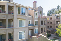 240 Caldecott Ln in Oakland, CA - Foto de edificio - Building Photo