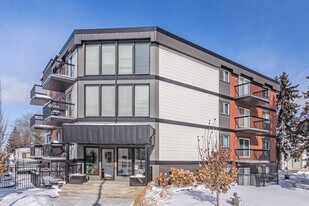 Pinewood Place in Edmonton, AB - Building Photo