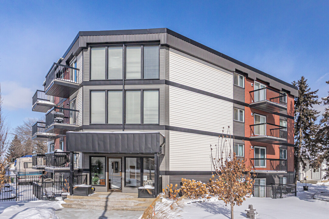 Pinewood Place in Edmonton, AB - Building Photo