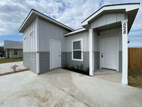 528 E Baxter St in Seguin, TX - Building Photo - Building Photo