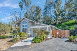 1512 S Stage Coach Ln in Fallbrook, CA - Building Photo