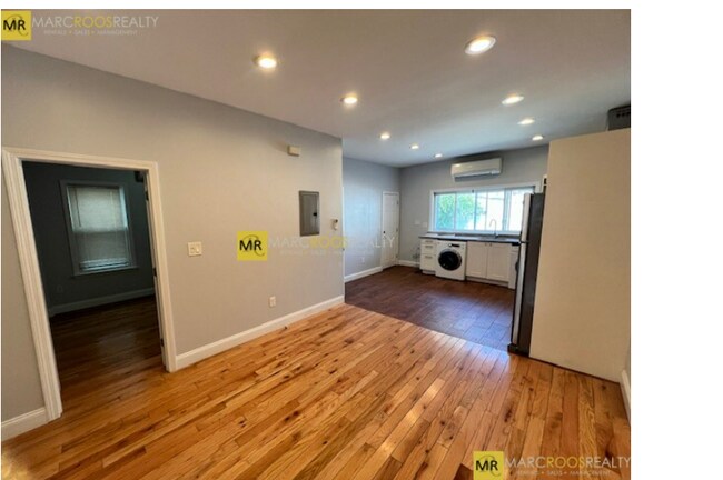 113 Moore St, Unit 1 in Boston, MA - Building Photo - Building Photo
