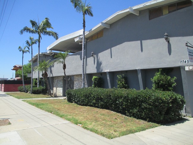 7745 Florence Ave in Downey, CA - Foto de edificio - Building Photo