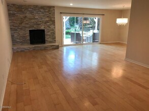 41 Oakleaf Ave in Oak Park, CA - Building Photo - Building Photo