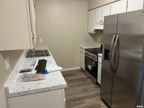 1304 W Jeth Ct in Peoria, IL - Building Photo - Building Photo