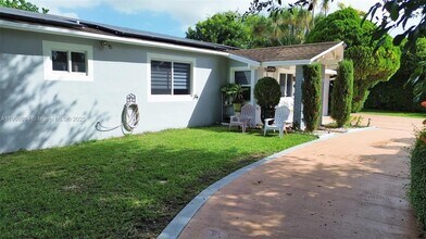 10965 SW 116th St in Miami, FL - Building Photo - Building Photo