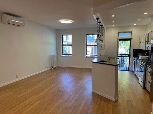 6055 Woodbine St in Ridgewood, NY - Building Photo - Building Photo