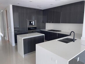 3250 NE 188th St, Unit 902 in Aventura, FL - Building Photo - Building Photo