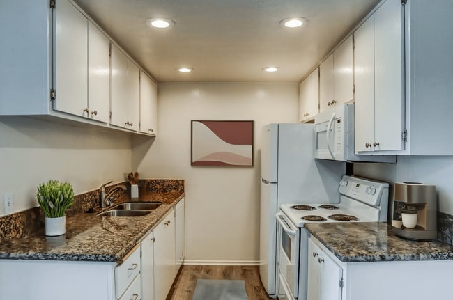 Sandpiper Apartments in Huntington Beach, CA - Building Photo - Building Photo