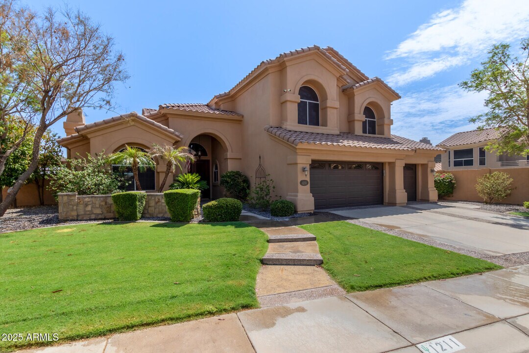1211 E Desert Flower Ln in Phoenix, AZ - Building Photo