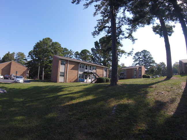 Pine Forest Apartments in Cleveland, TN - Building Photo - Building Photo