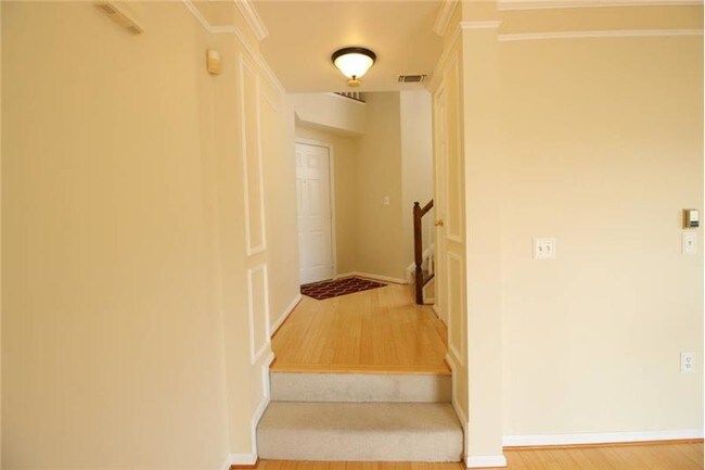 2102 Highcourt Ln-Unit -#302 in Herndon, VA - Building Photo - Building Photo