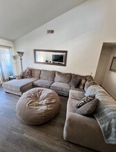 123 unknown in Irvine, CA - Foto de edificio - Building Photo