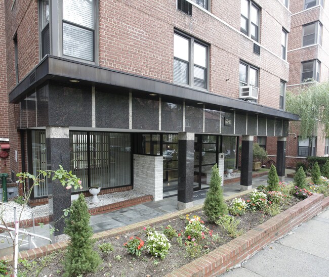 Warner House in Forest Hills, NY - Building Photo - Building Photo