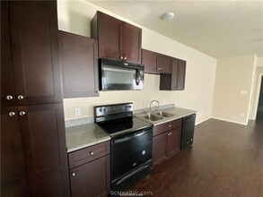 2910 Town Sq Ave, Unit 2404 in Bryan, TX - Building Photo - Building Photo