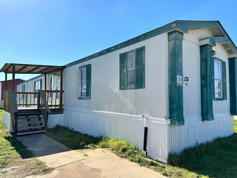 135 Neches Dr in Bastrop, TX - Building Photo