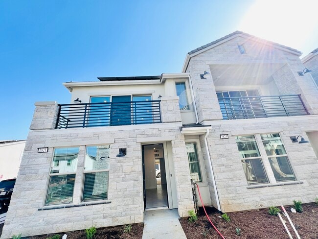 property at 2821 E Tamarind Dr