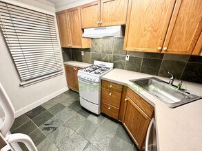 1136 SW Gibbs St in Portland, OR - Building Photo - Building Photo