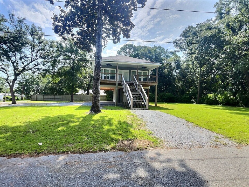 8705 E Simmons Bayou Dr in Ocean Springs, MS - Building Photo